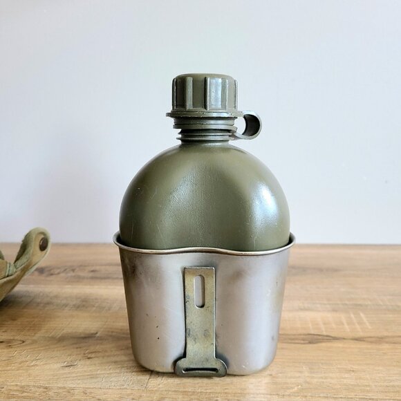 Vintage 1980 US Military Olive Green Plastic Water Canteen. - Picture 7 of 9
